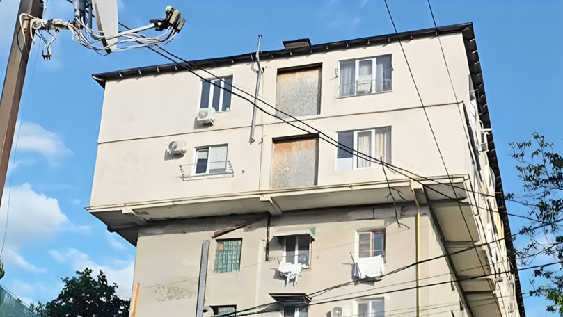 Construcție bizară în Capitală. Un bărbat, indignat: Parcă-i Vietnam
