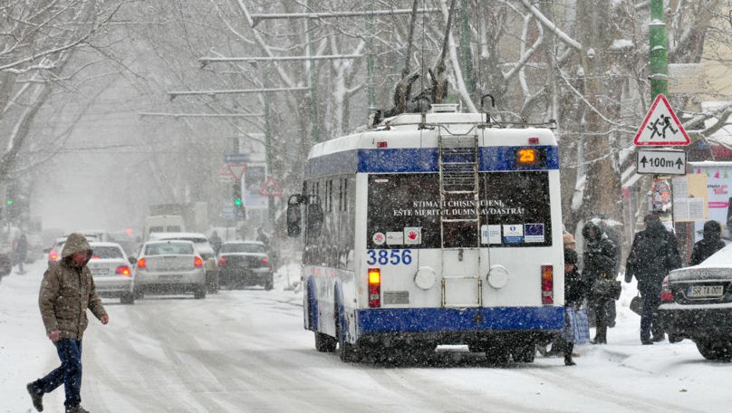 Circulația transportului public, afectată din cauza ninsorii