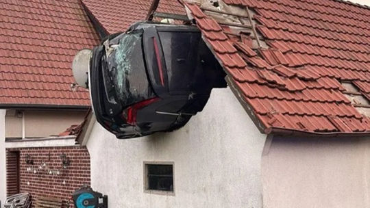 Accident în Germania. O maşină a ajuns în podul unui garaj: Șase răniți