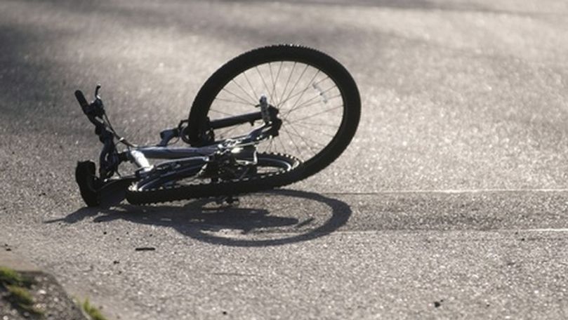 Minor pe bicicletă, spulberat de o mașină pe o stradă din Ungheni