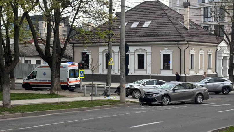 Accident matinal în Chișinău: Un șofer a avut nevoie de îngrijiri