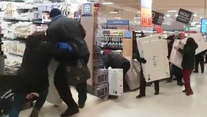 Около 30 клиентов пытались протиснуться первыми в двери магазина.