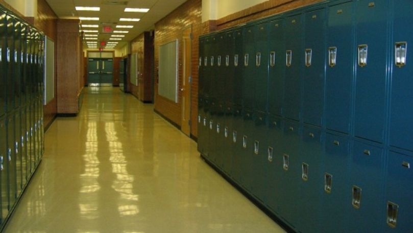 Caz revoltător la o şcoală: Ce a făcut un profesor în vestiarul fetelor