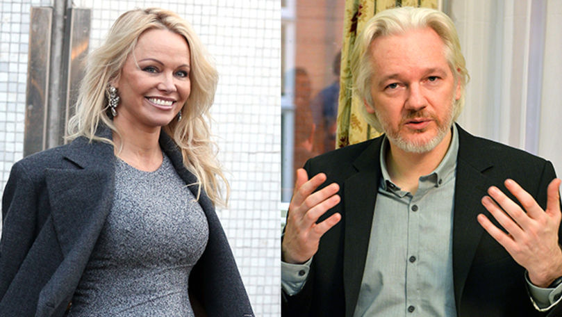 Pamela Anderson l-a vizitat pe Assange în închisoare: Îl iubesc