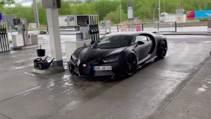 Două dintre cele mai scumpe Bugatti, filmate de un moldovean în Germania