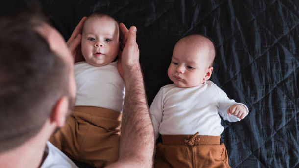 Tații de gemeni sau tripleți vor beneficia de concediu paternal extins