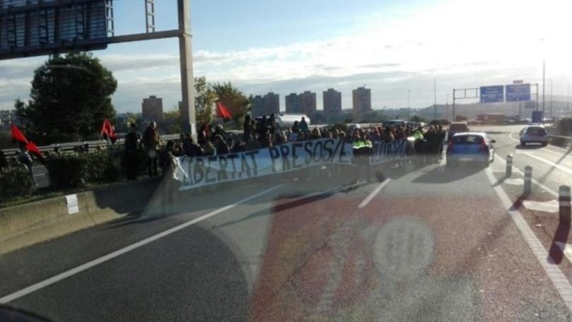 Catalonia: Militanți secesioniști blochează autostrăzi și căi ferate