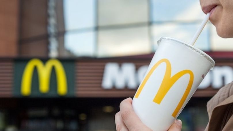 McDonald&#39;s renunţă la paiele din plastic în Marea Britanie şi Irlanda