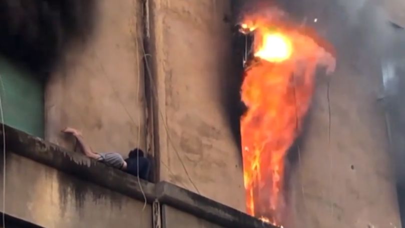 Bărbat, refugiat pe pervaz încercând să scape de incendiu