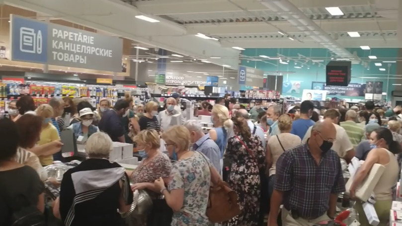 Îmbulzeală și cozi, filmate la un supermarket din Chișinău în pandemie