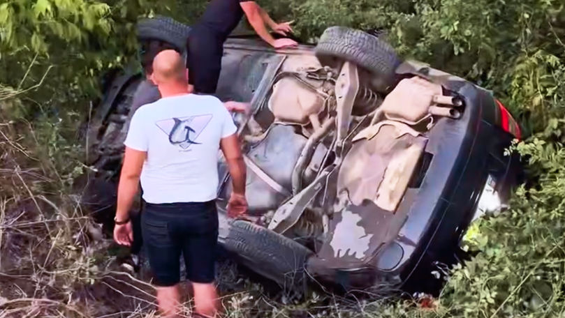 Accident pe Șoseaua Balcani: O Skoda s-a răsturnat. Un copil, la spital