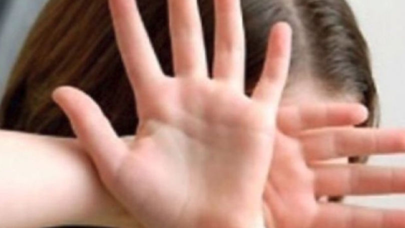 Elevă, bătută de tatăl unei colege în timpul orelor, de față cu dascălul