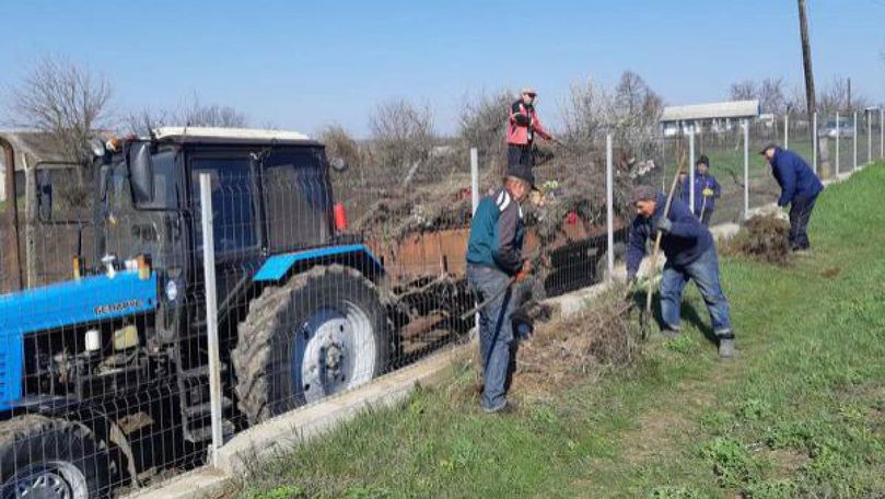 Satul din Moldova în care gunoiul e dus sub gardul cimitirului