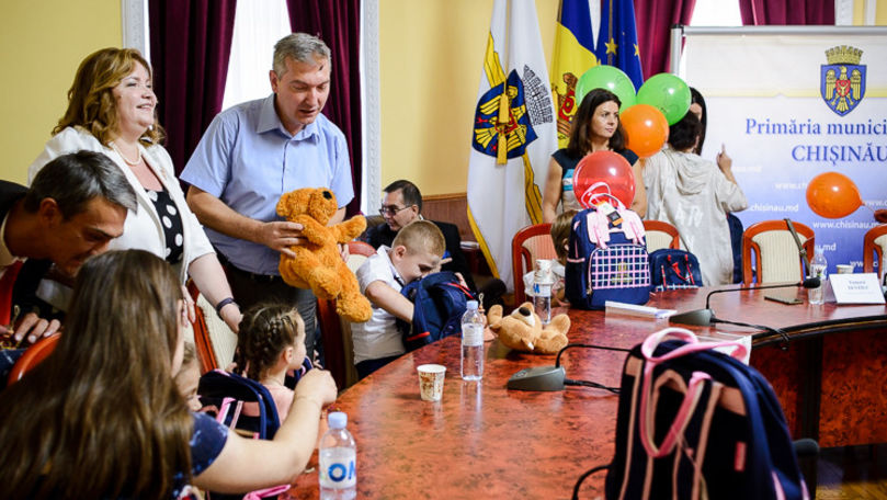 15 детей, оставшихся без попечения родителей, получили в подарок ранцы.