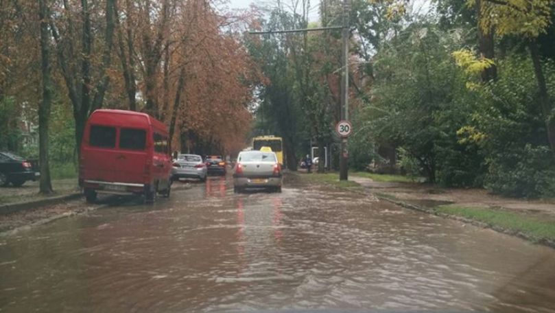 Furtuna s-a dezlănțuit în capitală: Mai multe străzi au fost inundate