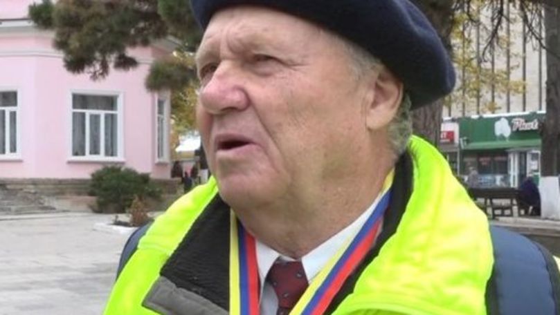 A pornit pe jos din Bălți spre România: Bătrânul a ajuns la Piatra-Neamţ