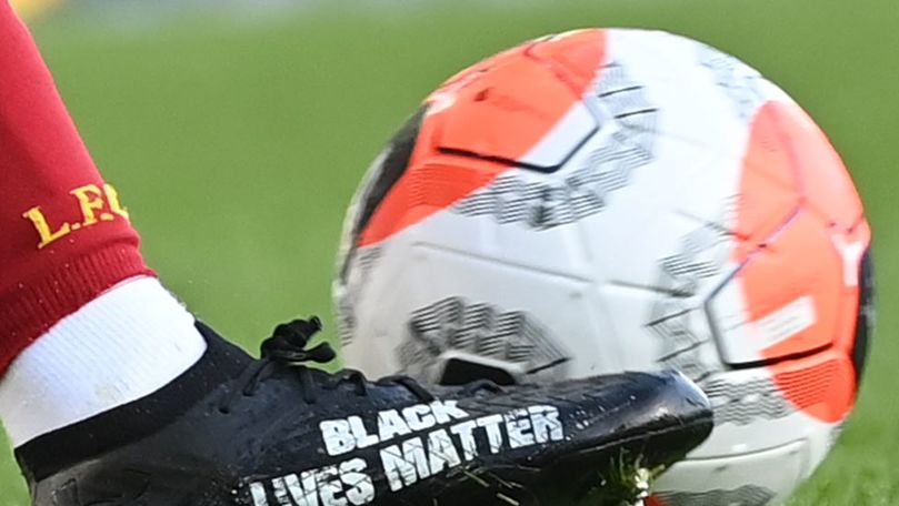 Rușine în Anglia, după un banner rasist zburător la un meci de fotbal
