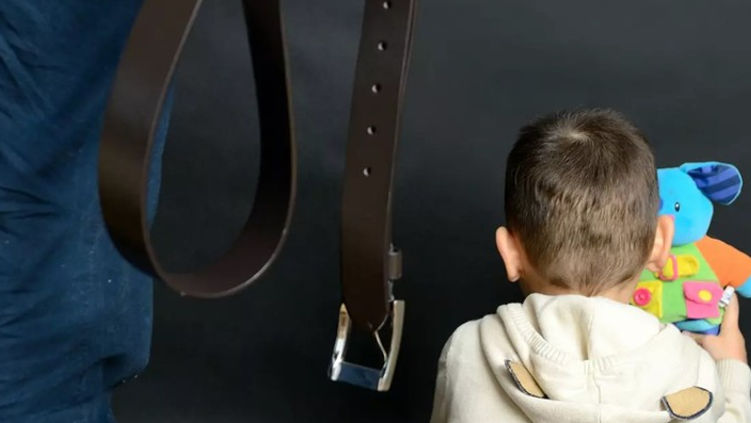 В Италии ребенка из Молдовы жестоко избивал отчим.