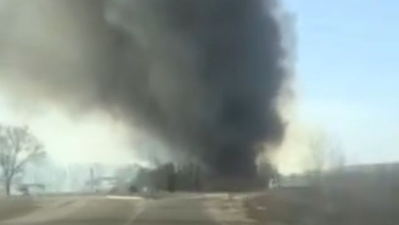 В Буковац у АЗС загорелось поле.