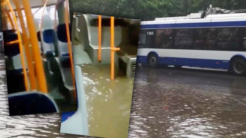 Plouă în troleibuze: Pasagerii au filmat apa până la genunchi