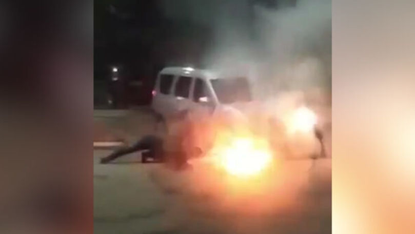Un șofer a încercat să-și salveze mașina cuprinsă de flăcări la Bălți