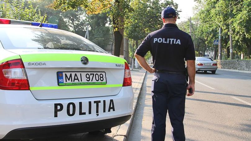 O șoferiță fără permis a aruncat 100 de euro în mașina polițiștilor