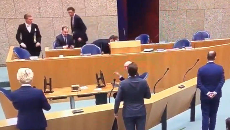 Momentul în care ministrul olandez cade din cauza oboselii la tribună