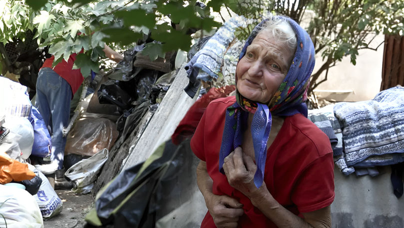 Bălți: O pensionară a transformat curtea blocului într-o groapă de gunoi