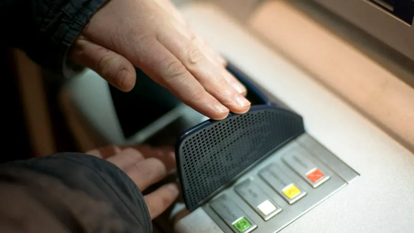Ce sumă de bani au extras moldovenii din bancomate în doar o lună