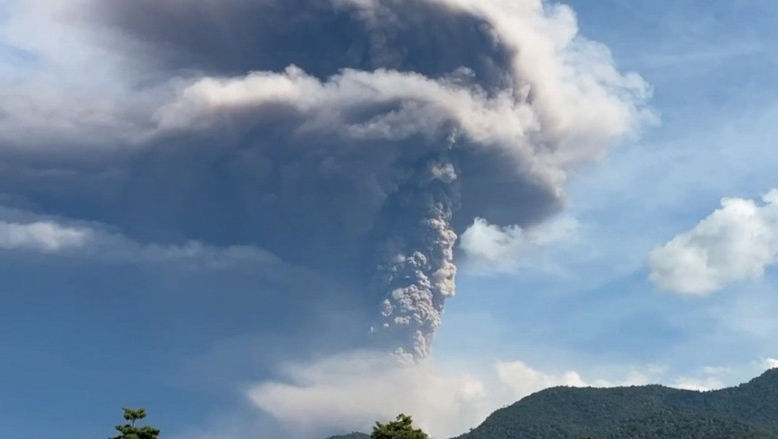 Vulcanul Lewotobi Laki-laki a erupt: Indonezia crește nivelul de alertă