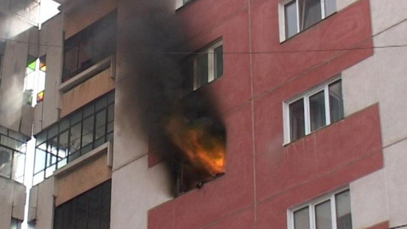 Flăcări la Buiucani: Doi oameni au sărit din apartament