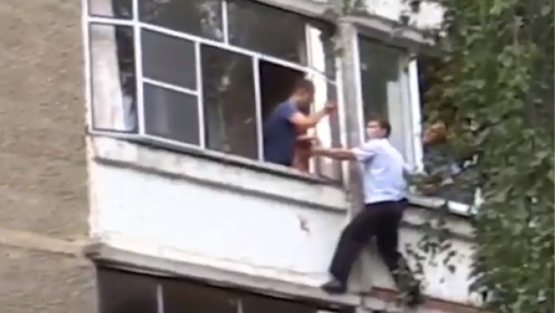 Un tată a amenințat că-și aruncă bebelușul de la balcon