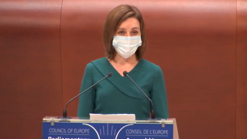 Санду выступает с речью перед Парламентской ассамблеей Совета Европы.