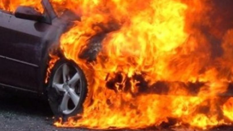 O mașină, cuprinsă de flăcări pe o stradă din Ialoveni