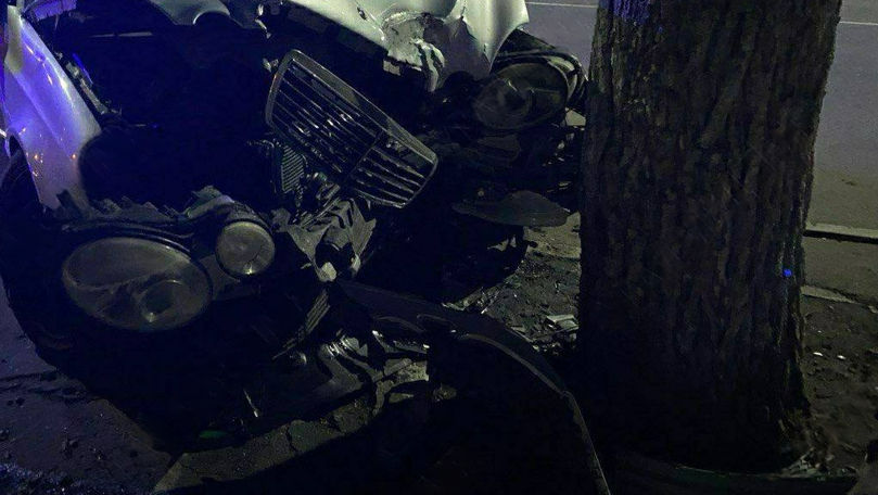A vrut să facă drift, dar s-a izbit într-un copac: O persoană, la spital