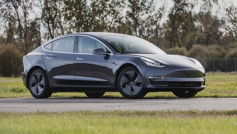 Cum a reușit un bărbat să comande din greșeală 27 de mașini Tesla