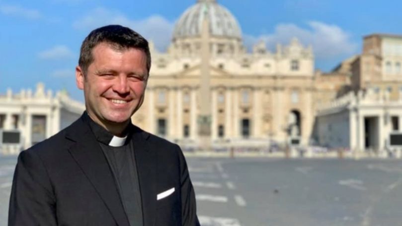 Cine este omul care a fost îmbrăţişat călduros de Papa Francisc