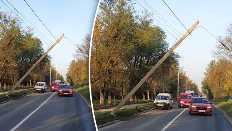 Atenție, șoferi: Un stâlp este cât pe ce să cadă pe strada Petricani