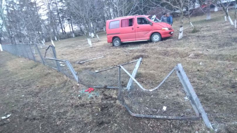 Accident la Sângerei: Microbuz, grav avariat după ce a doborât un gard