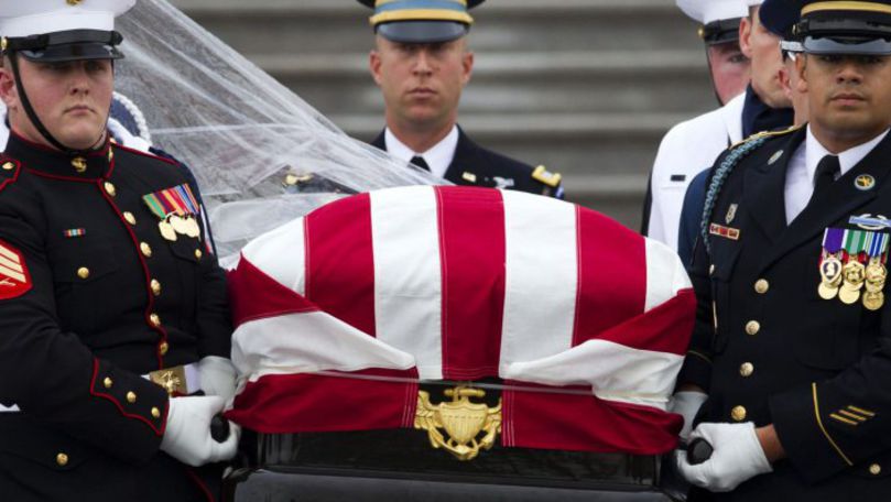 America l-a plâns pe John McCain, în vreme ce Donald Trump a jucat golf