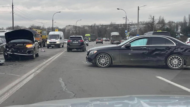 Un Audi și un Mercedes s-au tamponat pe o stradă din Chișinău