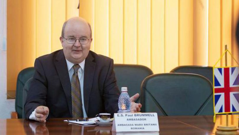 Ambasadorul britanic, întâmpinat la Iaşi cu un steag scos din uz