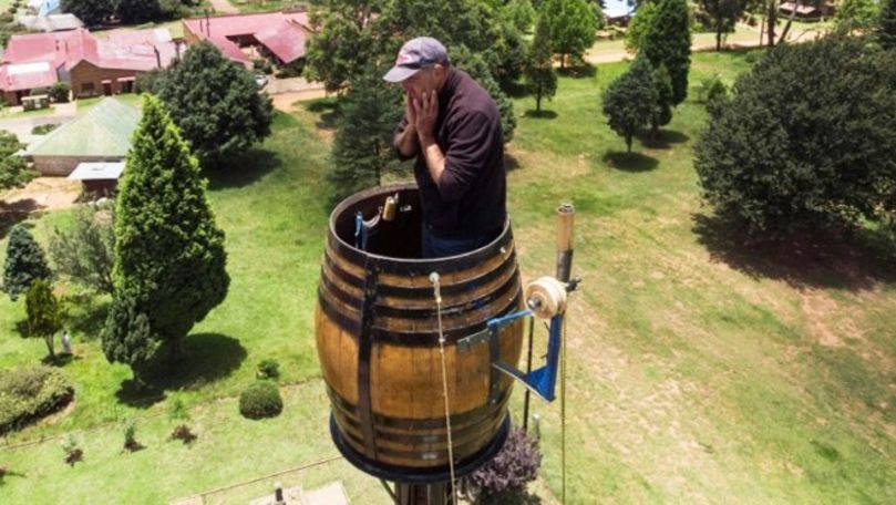 Un bărbat trăieşte într-un butoi instalat la o înălţime de 25 de metri