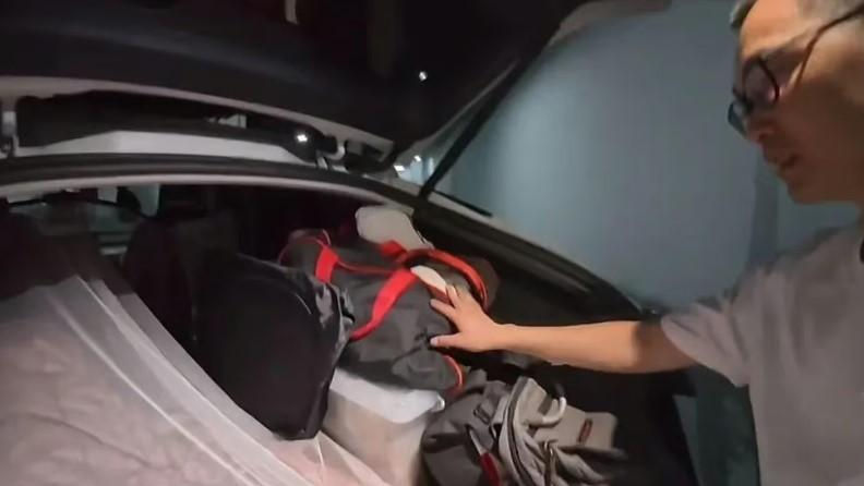 De ce un chinez doarme de patru ani într-o mașină, deși deține o vilă