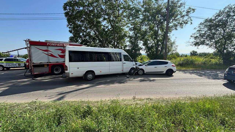 Coliziune frontală între un microbuz și o mașină: Doi copii, la spital