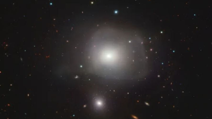 Astronomii au descoperit o galaxie care își înghite vecinii mai mici