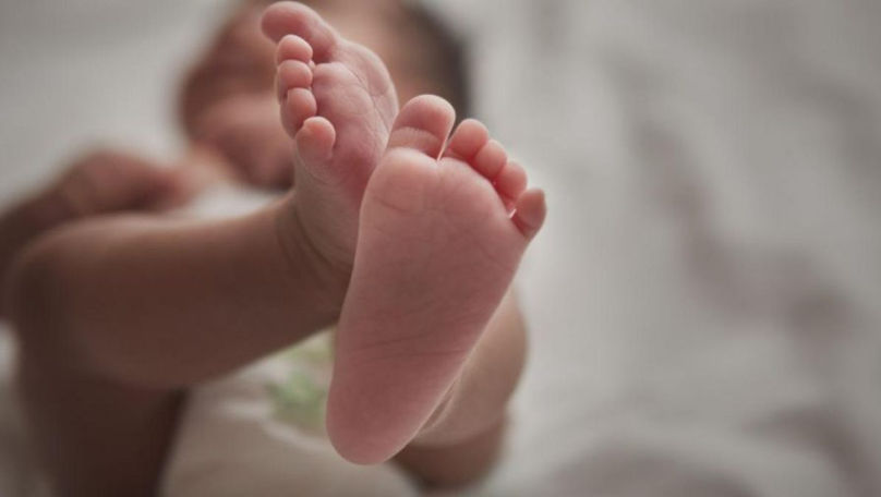 S-a grăbit să vină pe lume: O femeie a născut acasă, asistată de medici