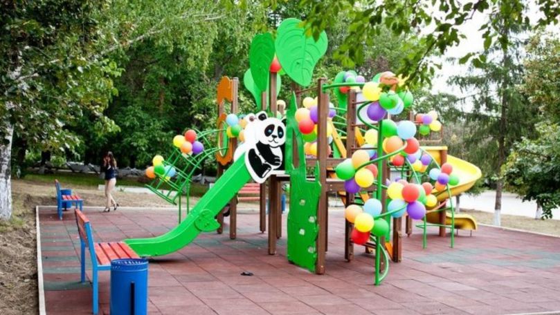 Un teren de joacă, amenajat în parcul casei de cultură din Floreşti