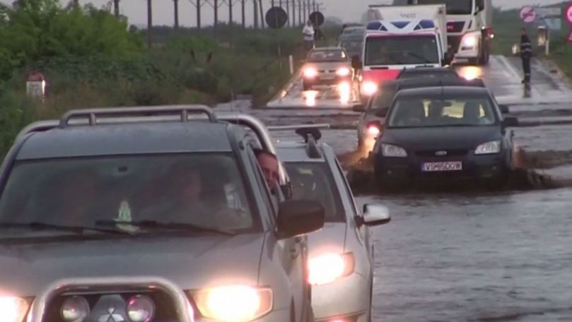România: Traficul rutier și cel feroviar, blocat de ape