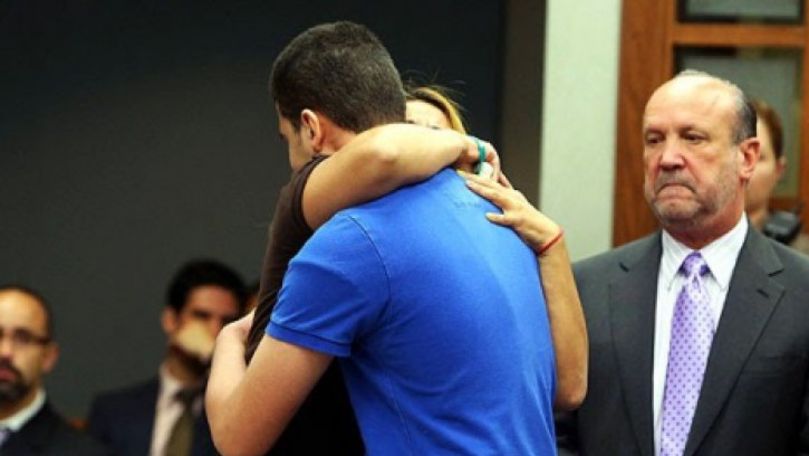 O mamă l-a îmbrățișat pe ucigașul fiicei sale în sala de judecată